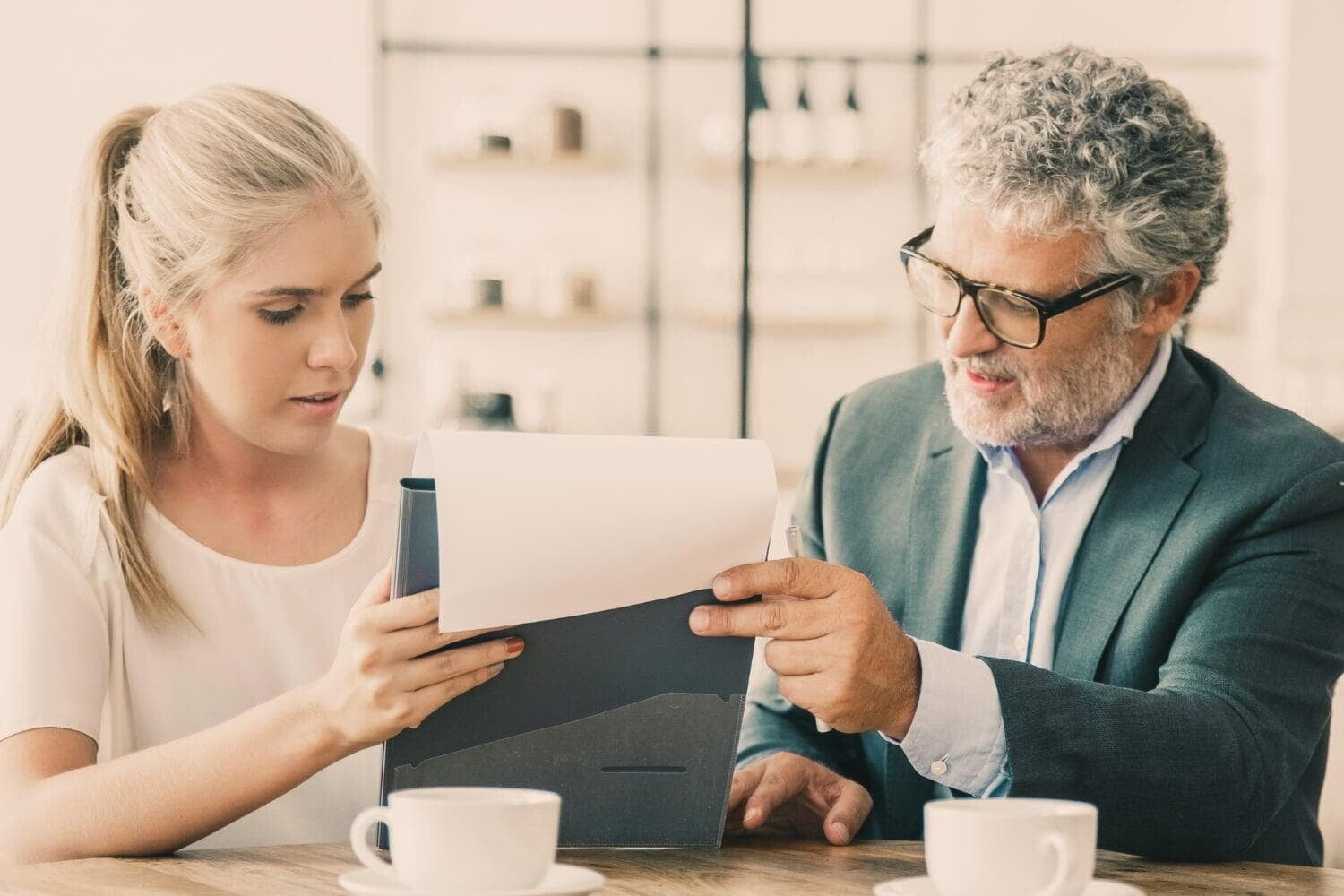 Homem e mulher olhando para um papel