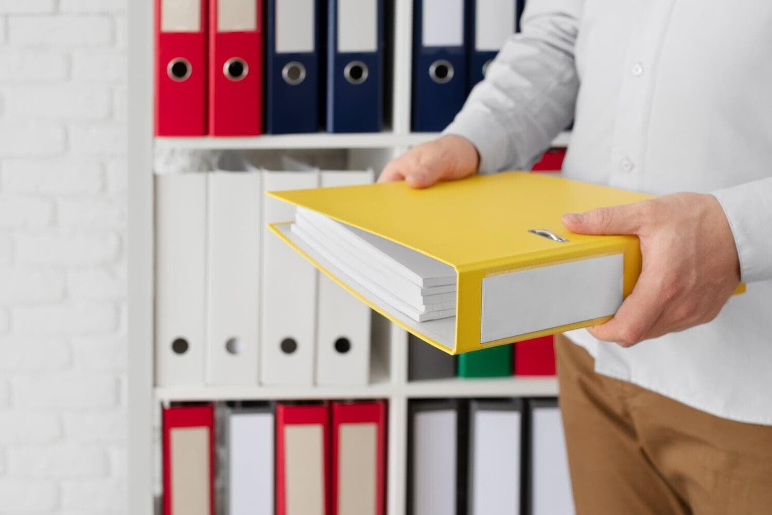 Homem segurando pasta com documentos